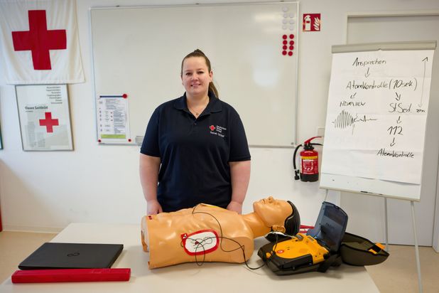 Sarah Schleif vom DRK KV Osterholz führt mit ihren Kolleginnen und Kollegen jetzt auch in Schwanewede Erste-Hilfe-Kurse durch.