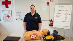 Sarah Schleif vom DRK KV Osterholz führt mit ihren Kolleginnen und Kollegen jetzt auch in Schwanewede Erste-Hilfe-Kurse durch.