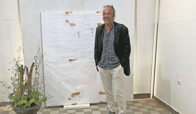 Der Künstler Peter Klug zeigt seine künstlerischen Arbeiten mit Stolz und Freude.