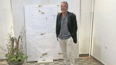 Der Künstler Peter Klug zeigt seine künstlerischen Arbeiten mit Stolz und Freude.