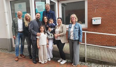 Andreas und Bärbel Völsch, Bürgermeister Guido Dieckmann (hinten und Erste Gemeinderätin Claudia Lühmann (re.) begrüßen Familie Nasri.