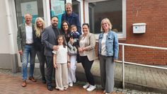Andreas und Bärbel Völsch, Bürgermeister Guido Dieckmann (hinten und Erste Gemeinderätin Claudia Lühmann (re.) begrüßen Familie Nasri.