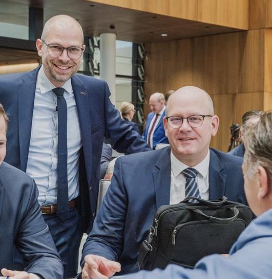 Laden zu Besucherfahrt ein: die Landtagsabgeordneten Eike Holsten (links) und Marco Mohrmann.