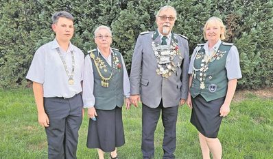 Schwanewede (red). Beim Schützenfest in Schwanewede wurden neue Majestäten ermittelt. Das Königshaus 2023 setzt sich aus dem Schützenkönig Theo Klaus, Schützenkönigin Anja Klaps und Jugendkönig Paul Schulz zusammen. Zudem wurden mehrere Mitglieder des Schützenvereins für ihre langjährige Mitgliedschaft geehrt. Somit ging das Schützenfest mit dem Königsball am Montagabend zu Ende.