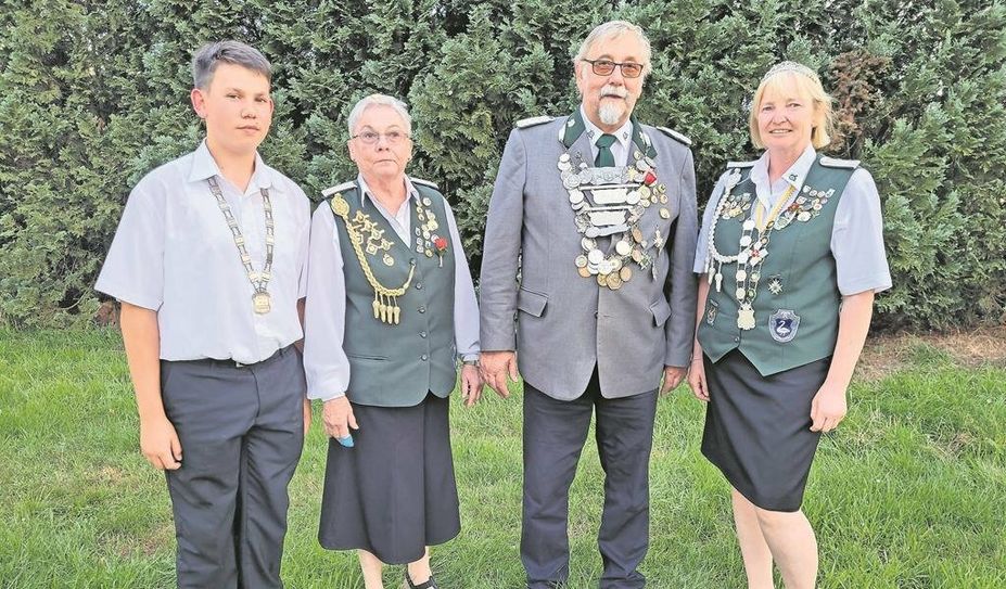 Schwanewede (red). Beim Schützenfest in Schwanewede wurden neue Majestäten ermittelt. Das Königshaus 2023 setzt sich aus dem Schützenkönig Theo Klaus, Schützenkönigin Anja Klaps und Jugendkönig Paul Schulz zusammen. Zudem wurden mehrere Mitglieder des Schützenvereins für ihre langjährige Mitgliedschaft geehrt. Somit ging das Schützenfest mit dem Königsball am Montagabend zu Ende.