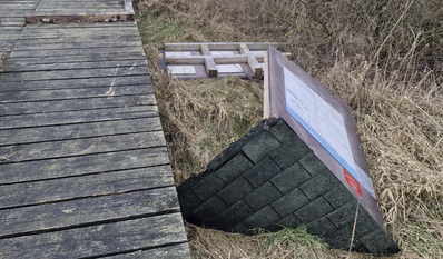 Der Steg und das Infohäuschen litten unter der Beschädigung durch bislang unbekannte Täter.