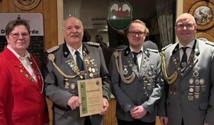 Vizepräsidentin Ute Dieckmann-Wellbrock, Ehrenpräsident Detlef Groth und die Neugewählten Tobias Maack (Präsident) und Christoph Flathmann (1. Schützenmeister).