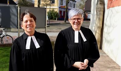 Vertrauen dem Herrn: Landesbischöfin im Ruhestand Dr. Margot Käßmann und Superintendentin Jutta Rühlemann.