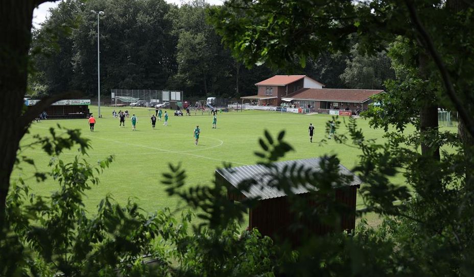Der große Sportplatz bietet nicht nur genügend Platz zum Fußballspielen, sondern auch zum Feiern.