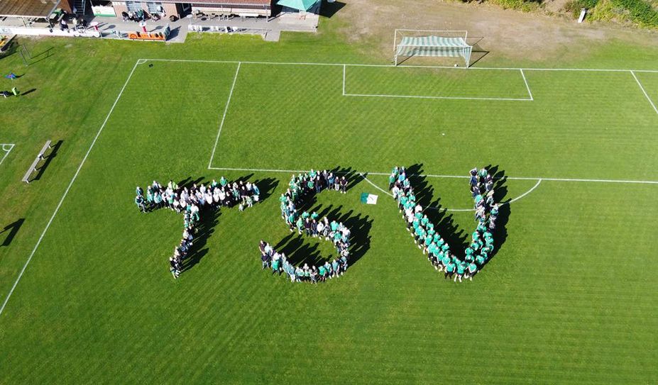 Der TSV Karlshöfen feiert sein 100-jähriges Bestehen und die Mitglieder sind mächtig stolz auf ihren Verein – das konnte man auch aus dem Himmel betrachten.