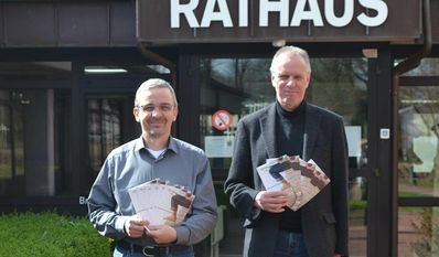 Samtgemeindebürgermeister Holger Meyer (li.) und Jörg Biel mit dem neuen Kursprogramm.