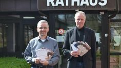 Samtgemeindebürgermeister Holger Meyer (li.) und Jörg Biel mit dem neuen Kursprogramm.