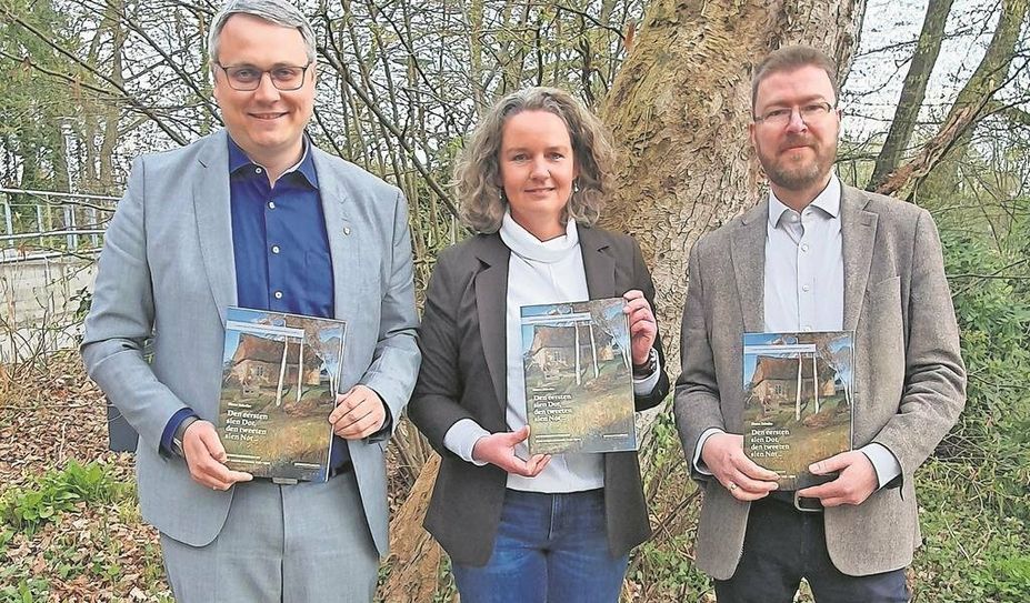 Landrat Marco Prietz, Museumsleiterin Ellen Horstrup und Kreisarchäologe Dr. Stefan Hesse (v.l.) freuen sich über die Zweitauflage.