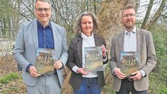 Landrat Marco Prietz, Museumsleiterin Ellen Horstrup und Kreisarchäologe Dr. Stefan Hesse (v.l.) freuen sich über die Zweitauflage.