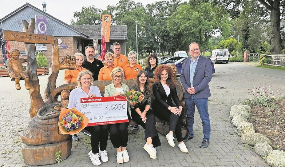 Die Mitglieder des Vereins freuen sich über die großzügige Spende von Ulrike Schrage (2. v. l.).