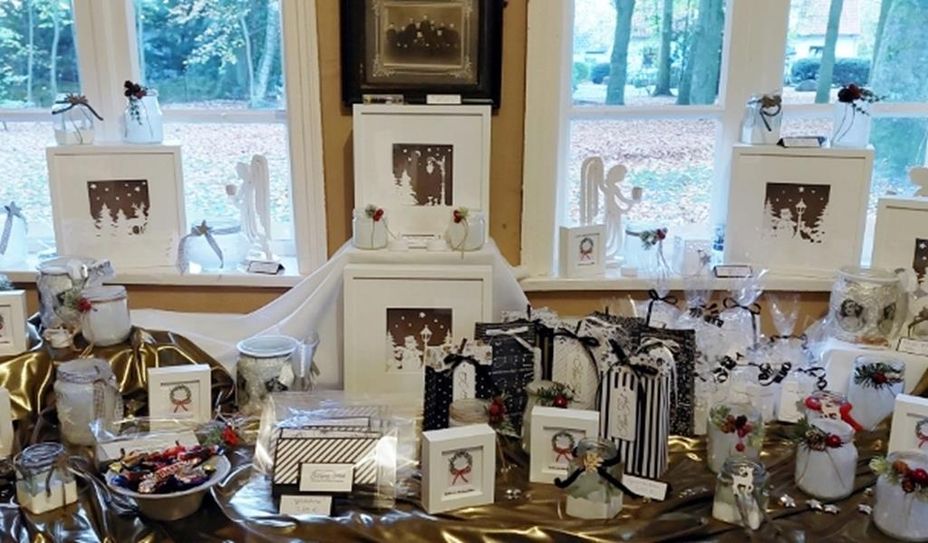 Schöne handgefertigte Waren erwarten die Besucher:innen des Engelmarktes.