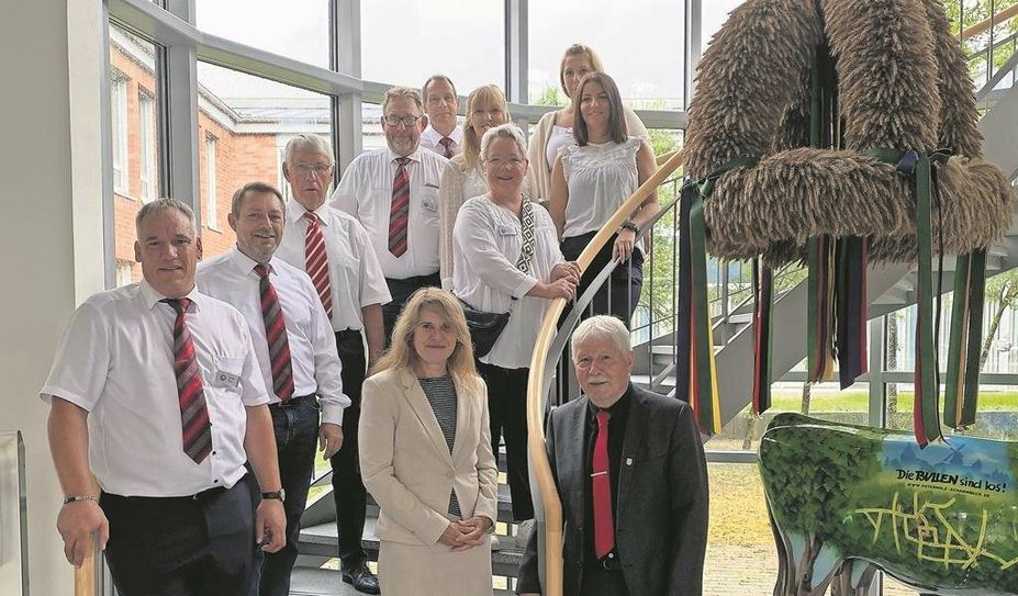 Die Vorbereitungen für das Osterholzer Erntefest gehen in die heiße Phase: Die Erntekrone hat ihren traditionellen Platz im Rathaus gefunden, nun dauert es nicht mehr lange bis zum Fest. Foto: limo