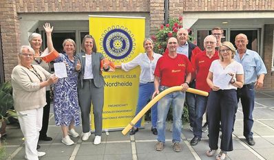 Die Mitglieder der DLRG waren überrascht, freuten sich dann aber sehr über die finanzielle Unterstützung.