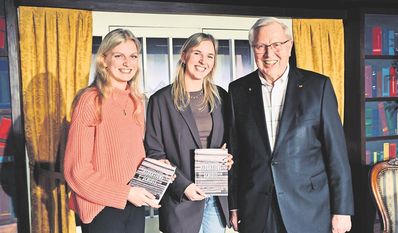 Paula (li.), Luca und Wilfried Kalski auf der Bühne vom Gut Sandbeck bei der Übergabe der „Familiengeschichte“.