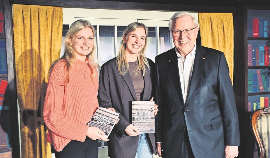 Paula (li.), Luca und Wilfried Kalski auf der Bühne vom Gut Sandbeck bei der Übergabe der „Familiengeschichte“.