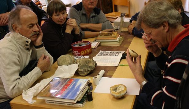 Ulrich Schiemann (rechts) ist behilflich, wenn Besucher:innen mehr über geologische Funde wissen möchten.