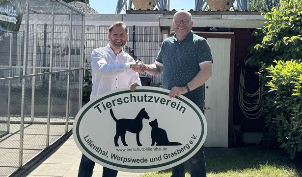 Bürgermeister Marc Breitenfeld und der 1. Vorsitzende Sven Peters besiegeln die Kooperation.