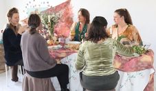 Während der Veranstaltung saßen die Frauen aufgeteilt an verschiedenen Tischen, um gemeinsam zu essen und über den persönlichen Mut zu diskutieren. Sie wurden dabei Teil eines Stilllebens.