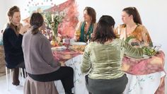 Während der Veranstaltung saßen die Frauen aufgeteilt an verschiedenen Tischen, um gemeinsam zu essen und über den persönlichen Mut zu diskutieren. Sie wurden dabei Teil eines Stilllebens.
