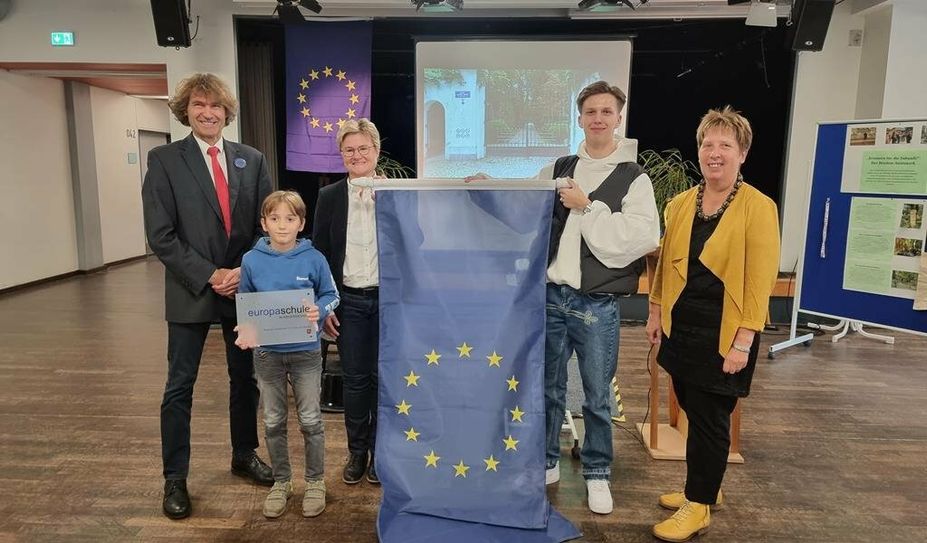 Schuldezernent Stefan Weinreich, Fünftklässler Clemens Harder, Schulleiterin Karin Bunsas, Abiturient Julius Messerschmidt und die erste Kreisrätin Heike Schumacher freuen sich, dass das Gymnasium Osterholz-Scharmbeck nun fünf Jahre lang das Prädikat „Europaschule“ tragen darf. Foto: cne