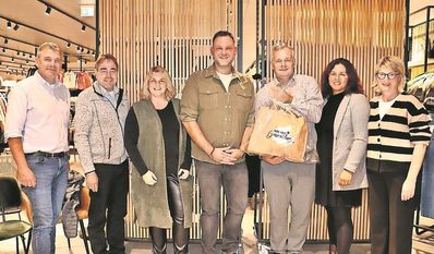 Die Mitglieder des WIR freuen sich über Hendrik Grafelmann (Mitte) als neuen Vorsitzenden und verabschiedeten Hanjo Postels (3.v.r.) als ehemaligen Vorsitzenden.