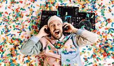 Seine Electro-Beats, gepaart mit frechen und lebensnahen Texten, bringen nicht nur Kinderaugen zum Strahlen - Nilsen.