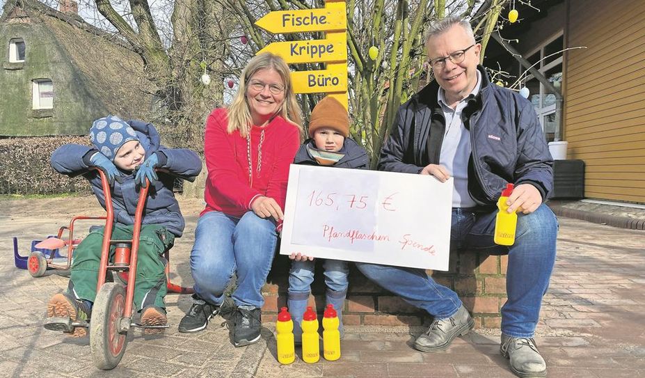 Oerel (red). Die Busfahrer:innen vom Autobus-Stoss Unternehmen, die in der Schülerbeförderung tätig sind, sammeln über das Jahr die liegengelassenen Pfandflaschen ein und spenden den Betrag. In diesem Jahr konnte sich die Kita in Oerel über die Summe freuen. Zusammengekommen sind 165,75 Euro. Stellvertretend für alle Fahrer:innen überreichte Detlef Wrissenberg die Summe an Anke Noetzel, Leiterin der Kita, die aufgrund der 30-jährigen Kooperation ausgewählt wurde.