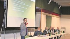 Samtgemeindebürgermeister Frank Springer moderierte die Veranstaltung und stand für alle Fragen der Bürger:innen Rede und Antwort.