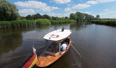 Mit dabei: das selbstgebaute Dampfboot „HeiHoo“ von Holger Wienecke, das mit Steinkohle befeuert den Flusslauf entlang tuckert.