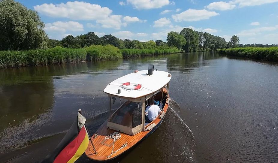 Mit dabei: das selbstgebaute Dampfboot „HeiHoo“ von Holger Wienecke, das mit Steinkohle befeuert den Flusslauf entlang tuckert.