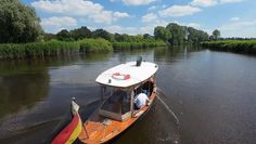 Mit dabei: das selbstgebaute Dampfboot „HeiHoo“ von Holger Wienecke, das mit Steinkohle befeuert den Flusslauf entlang tuckert.