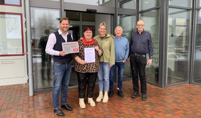 Bürgermeister Marc Breitenfeld (links) freut sich über die Plakette des Sozialverbands.