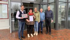 Bürgermeister Marc Breitenfeld (links) freut sich über die Plakette des Sozialverbands.