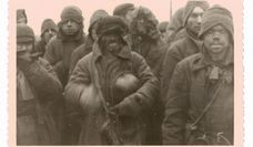 Vollkommen entrechtet und dem Tod geweiht: sowjetische Kriegsgefangene auf dem Weg in das Stalag X B Sandbostel.