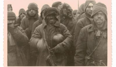 Vollkommen entrechtet und dem Tod geweiht: sowjetische Kriegsgefangene auf dem Weg in das Stalag X B Sandbostel.