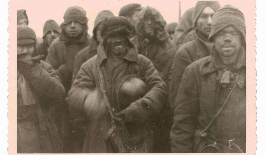 Vollkommen entrechtet und dem Tod geweiht: sowjetische Kriegsgefangene auf dem Weg in das Stalag X B Sandbostel.