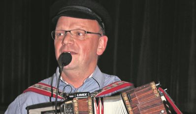 Der Sänger Hero Hinrichs bringt das ganze Publikum zum Schunkeln und Lachen.