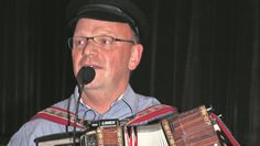 Der Sänger Hero Hinrichs bringt das ganze Publikum zum Schunkeln und Lachen.