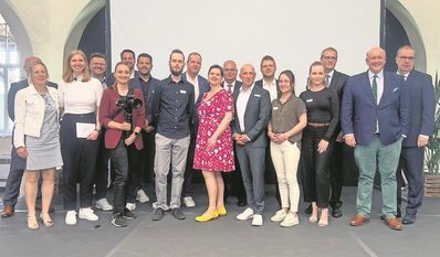 Die Preisträger:innen mit den Jurymitgliedern und Laudatoren.