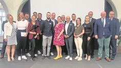 Die Preisträger:innen mit den Jurymitgliedern und Laudatoren.