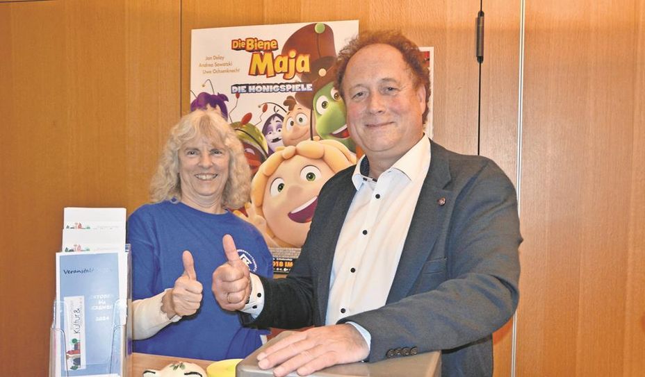 Petra Fischer und Hans Luettke zeigen „Daumen hoch“ für die neue Kooperation vom Kinderschutzbund und dem KuH.