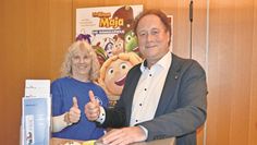 Petra Fischer und Hans Luettke zeigen „Daumen hoch“ für die neue Kooperation vom Kinderschutzbund und dem KuH.