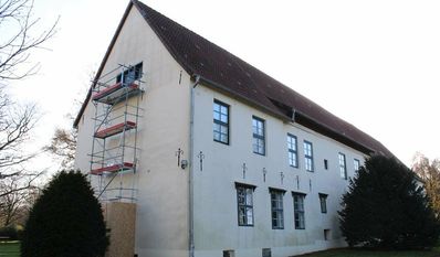 Startschuss für die Umlagerung: ein Gerüst vor dem Giebel des Museumsgebäudes wurde für die Umzugsarbeiten aufgebaut.