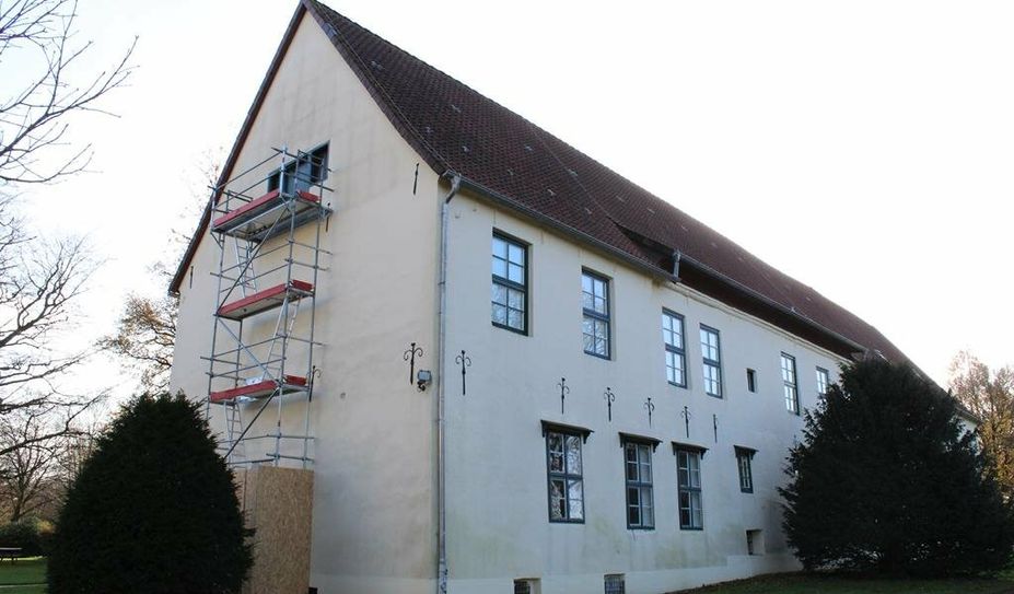 Startschuss für die Umlagerung: ein Gerüst vor dem Giebel des Museumsgebäudes wurde für die Umzugsarbeiten aufgebaut.