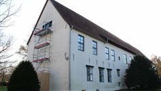 Startschuss für die Umlagerung: ein Gerüst vor dem Giebel des Museumsgebäudes wurde für die Umzugsarbeiten aufgebaut.